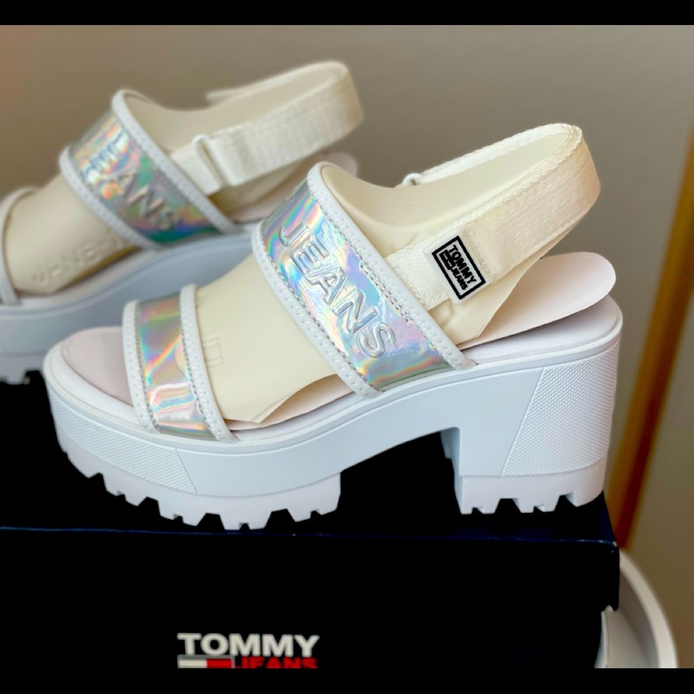 TOMMY JEANS
IRIDESCENT HEELED SANDAL